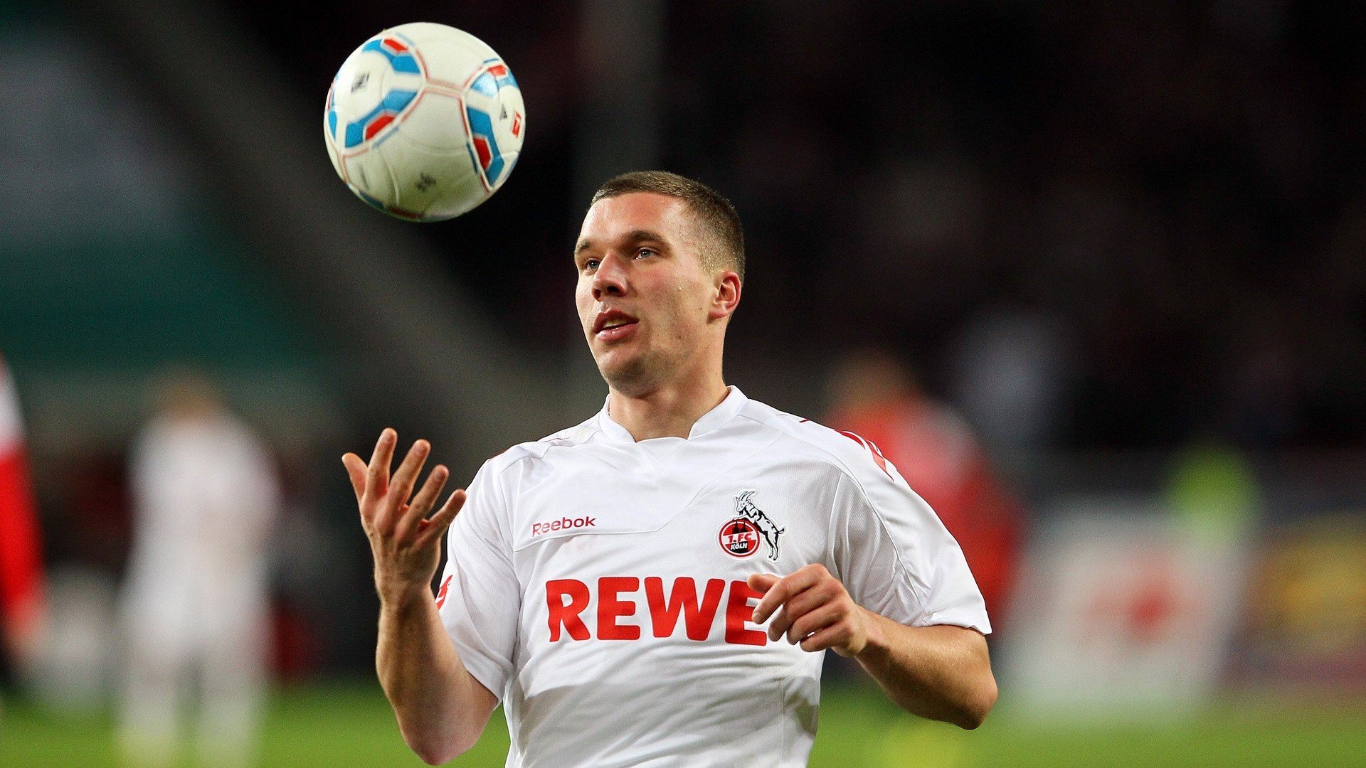 滑雪公开赛青少年组竞争激烈雪场人气旺，全国青少年夏季滑雪挑战赛直播